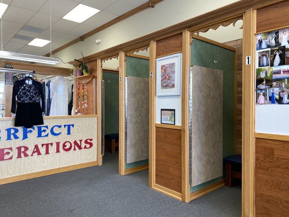 Fitting area with mirrors and pedestals